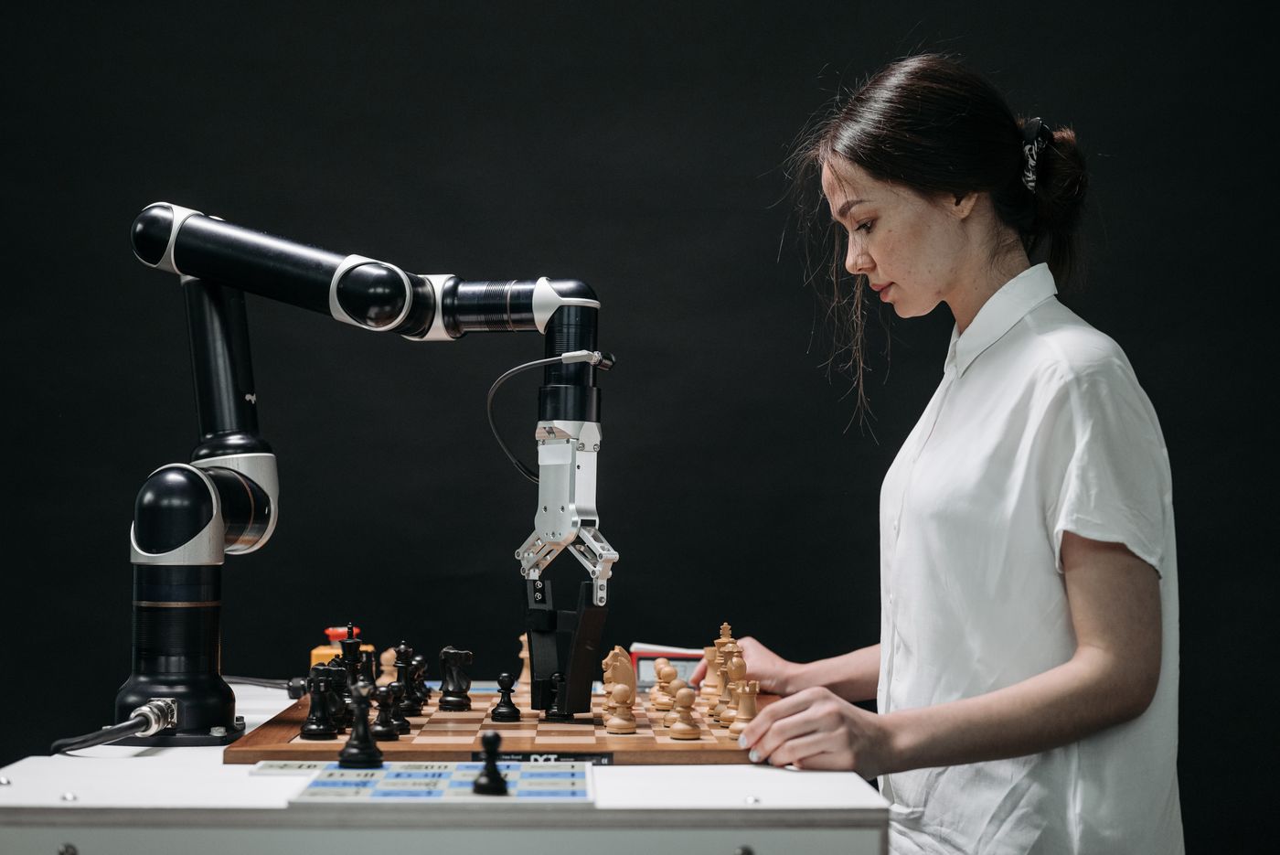 Un robot y una persona jugando al ajedrez