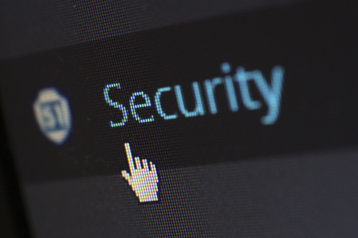 Un cursor sobre una advertencia de seguridad digital en pantalla